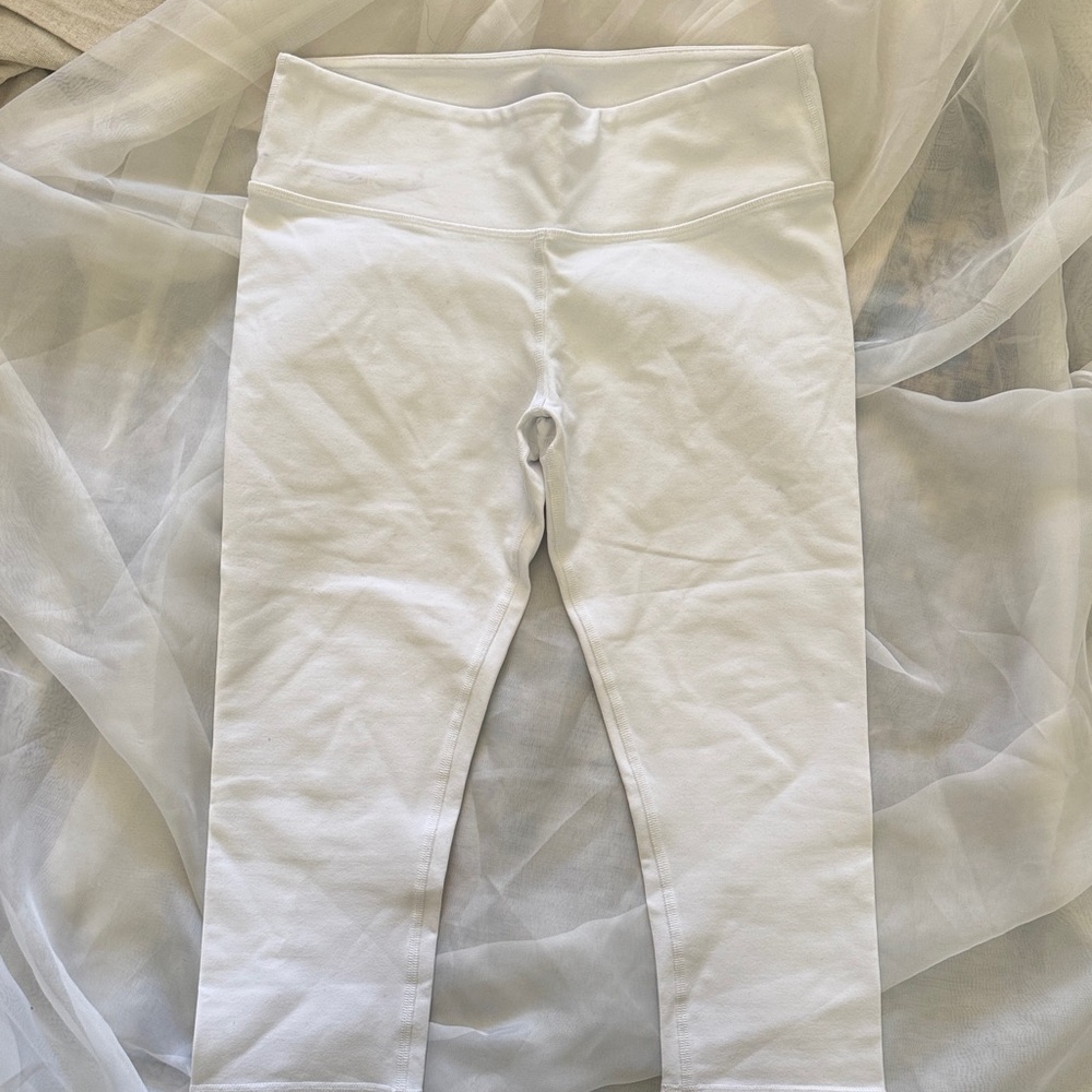 White ALO Capri Leggings with High-Waist - M